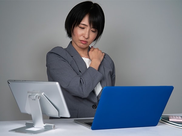 肩こりを気にする女性