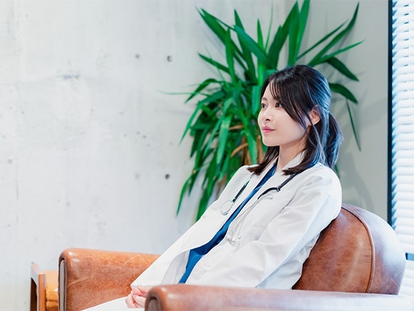 休憩中の女性の写真